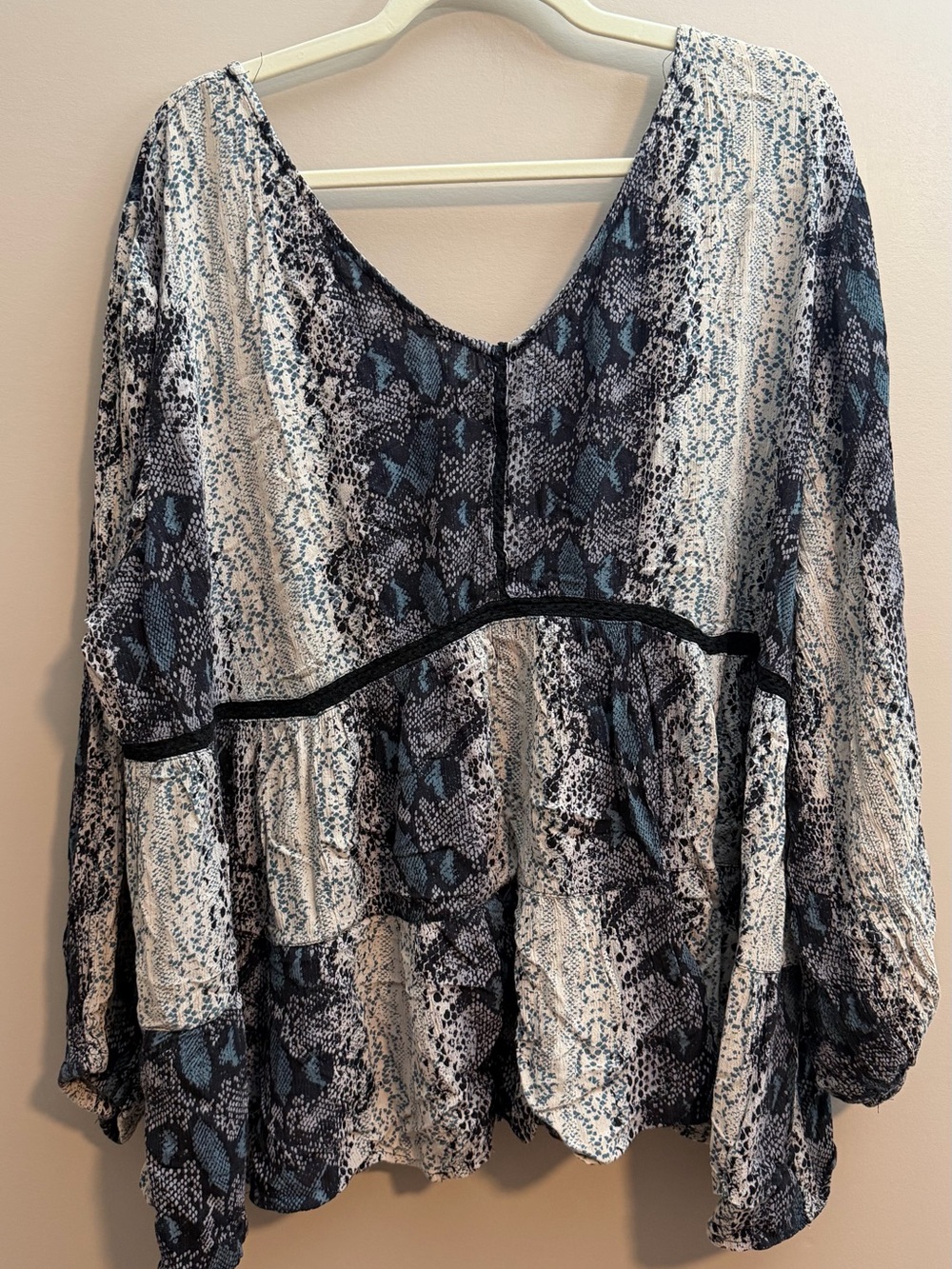 V-Neck Blue Snake-Print Puff Sleeve Blouse